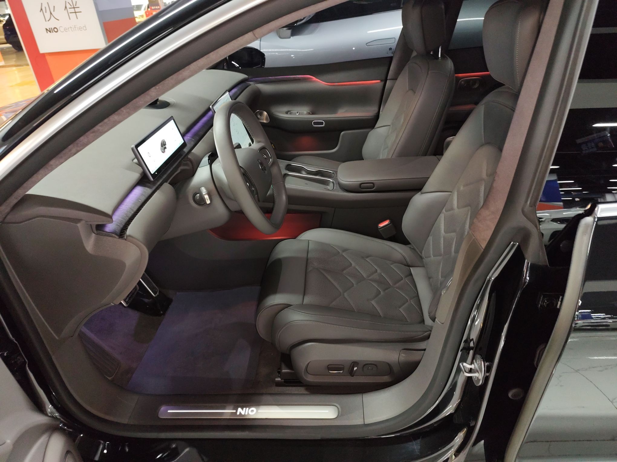 المقاعد الأمامية داخل السيارة