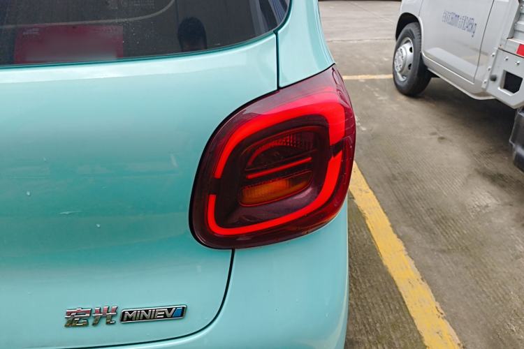 Used Wuling Hongguang MINIEV 2025 Four-Door Version Premium Edition Right Rear Taillight
