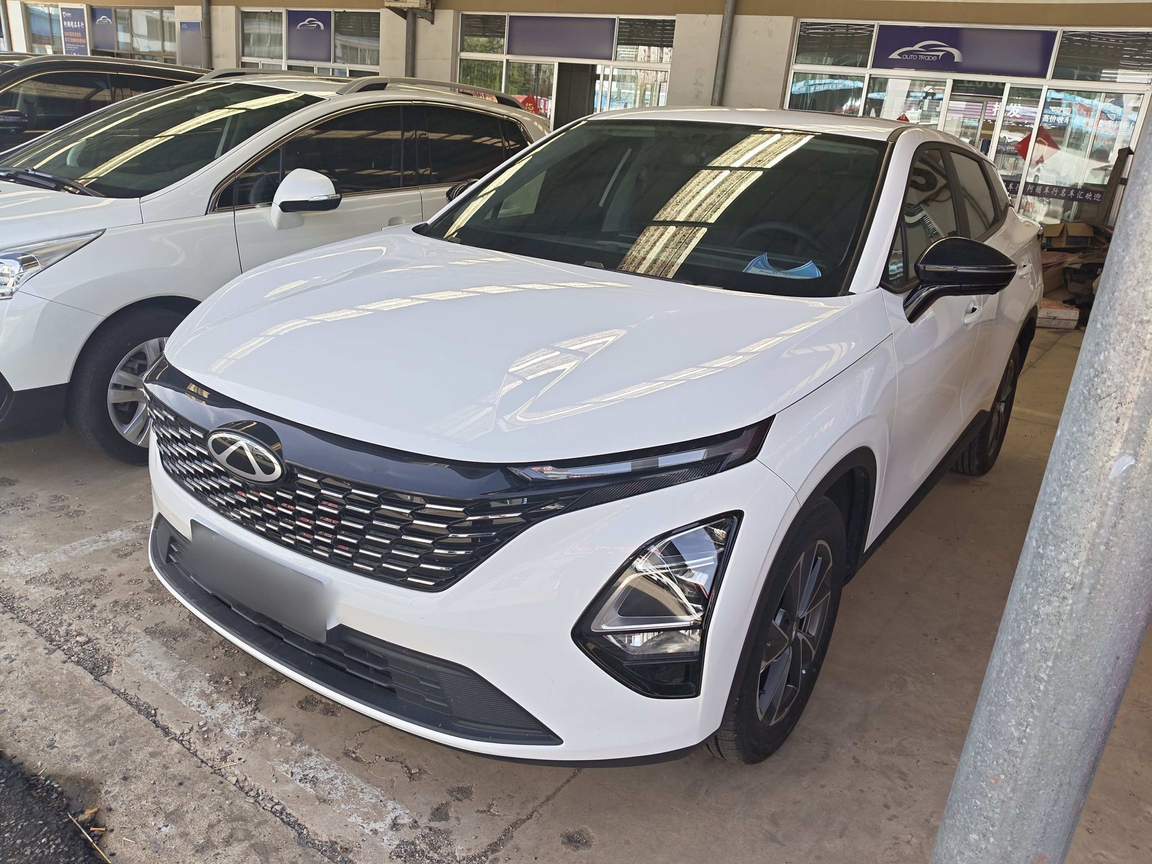 تحت مقدمة السيارة