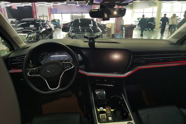 Used Volkswagen Touareg 2021 3.0 TSI Luxury Edition Black Diamond Sport Package Center Console