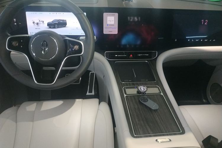 Used Hima AITO M9 2025 Extended-Range Ultra Version 52 kWh 5-Seater Edition Center Console