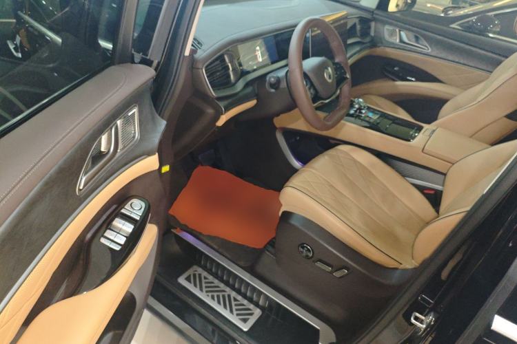 Used Denza D9 2024 DM-i 1050 Luxury Model
