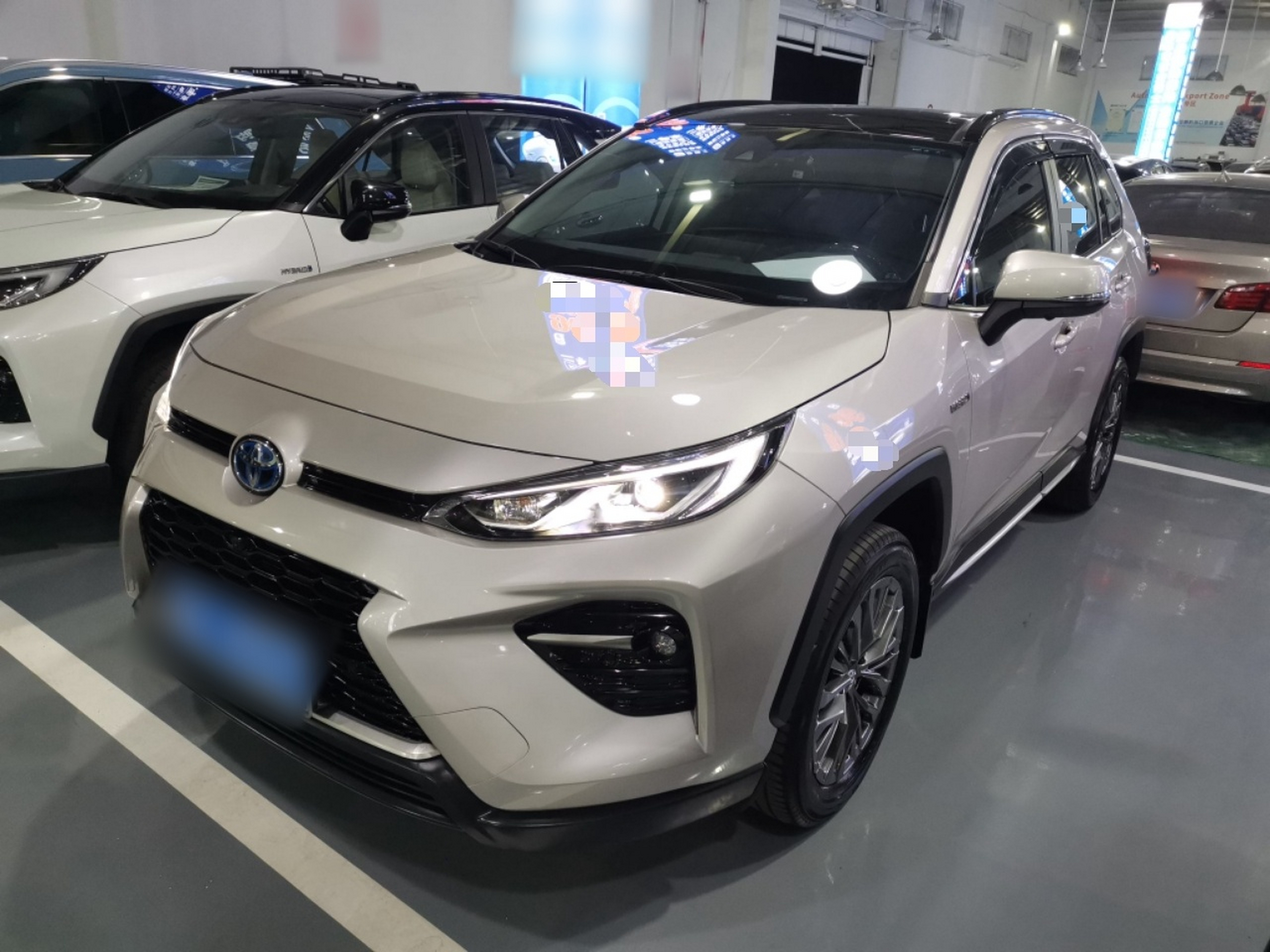 Под передней частью автомобиля