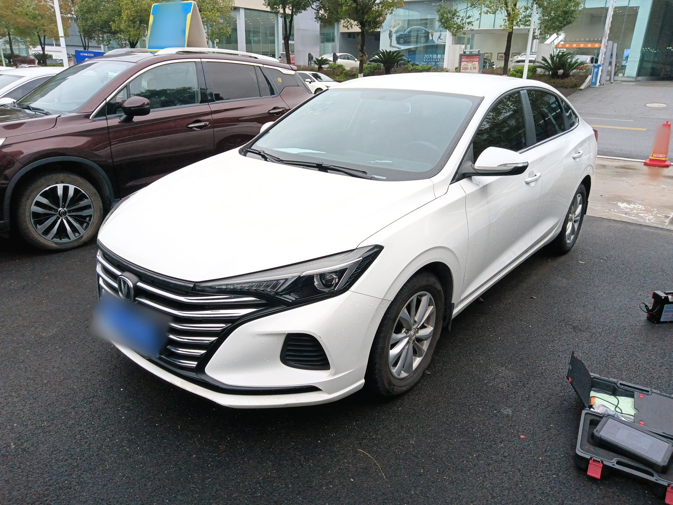 Под передней частью автомобиля