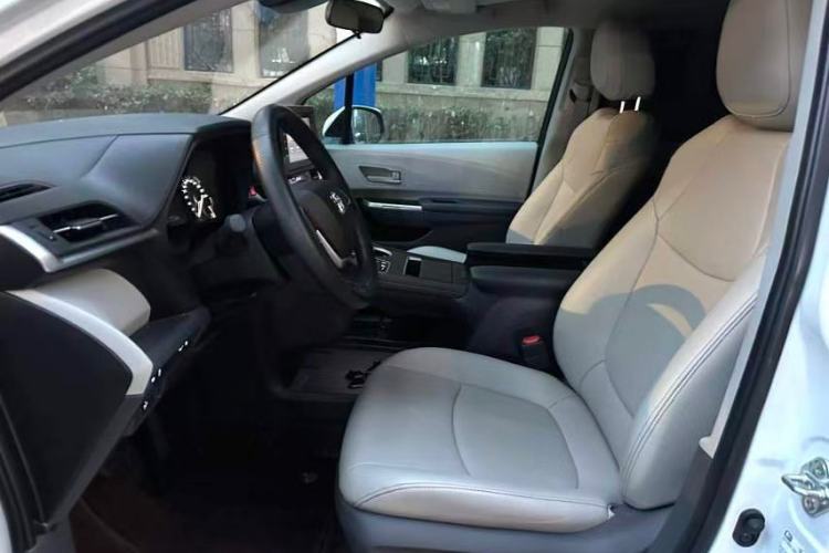 Used Toyota SIENNA 2023 2.5L Hybrid Comfort Edition Interior 2