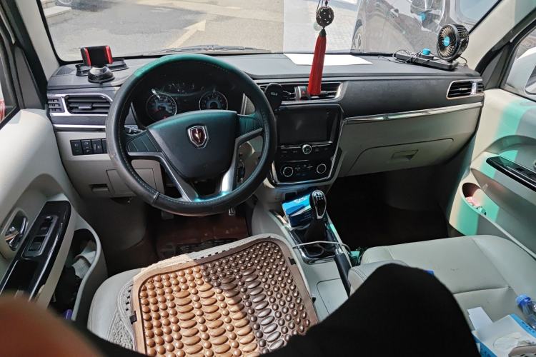 Used Jinbei New Hiace X30L 2018 1.5L Box Truck Wealth Edition DLCG14 Center Console