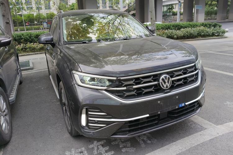 Used Volkswagen Tayron 2024 330TSI Two-Wheel Drive R-Line High-Energy Version Front Right 45 Deg