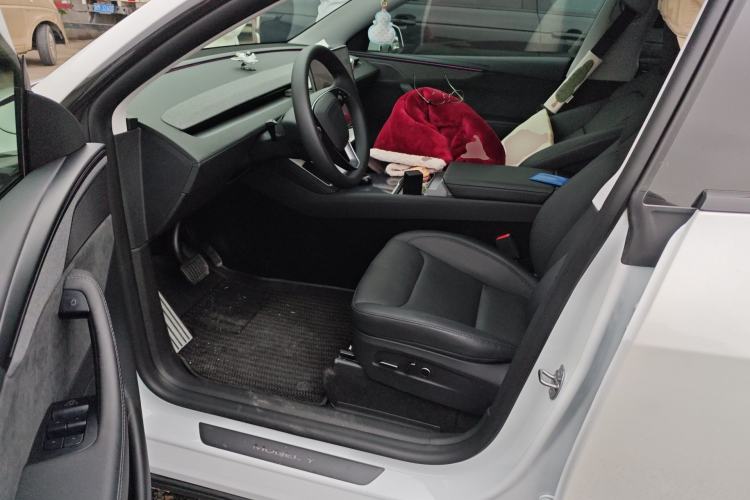 Used Tesla Model Y 2025 Long-Range All-Wheel-Drive Version Driver Seat