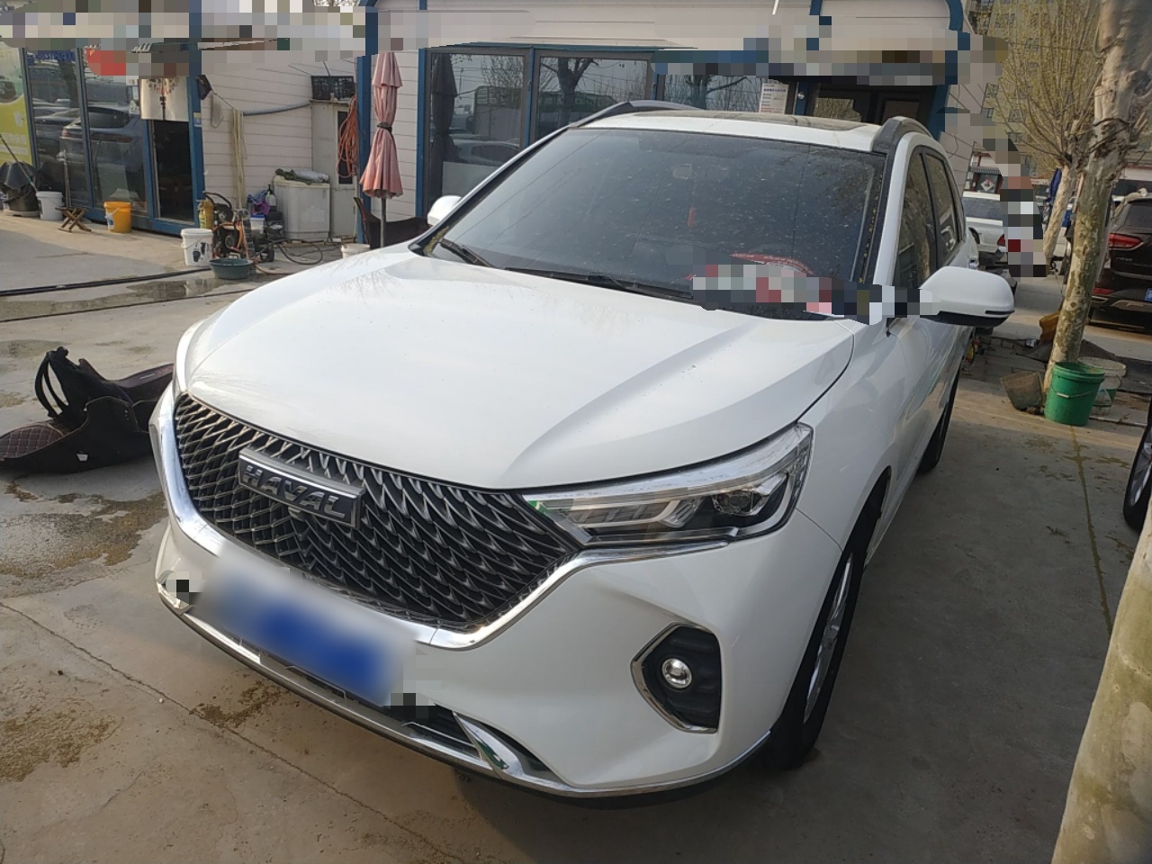 تحت مقدمة السيارة