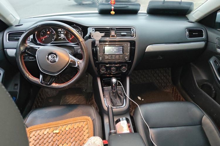 Used Volkswagen Sagitar 2015 1.6L Automatic Comfort Model Interior 2