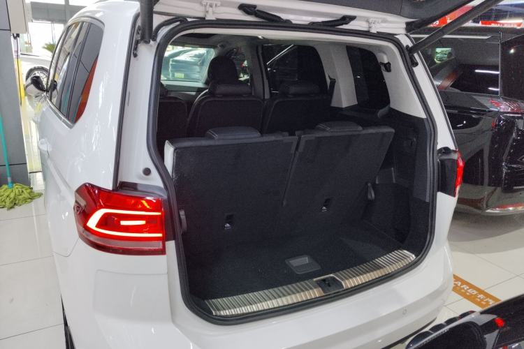 Used Volkswagen Touran 2018 Volkswagen Touran L 280TSI DSG Luxury Edition 7 Seats
