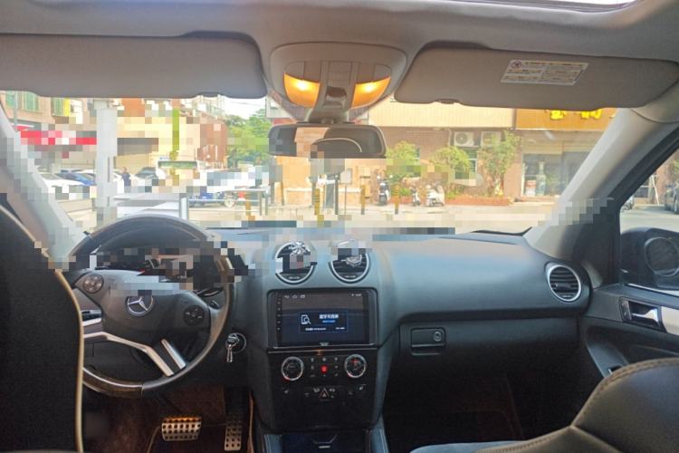 Used Mercedes-Benz M-Class 2010 ML 300 4MATIC Center Console