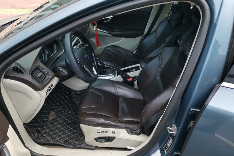 Used Volvo V40 2014 2.0T Zhiya Edition
