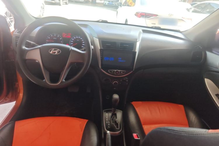 Used Hyundai Verna Ray 2014 1.4L Automatic GLX Center Console