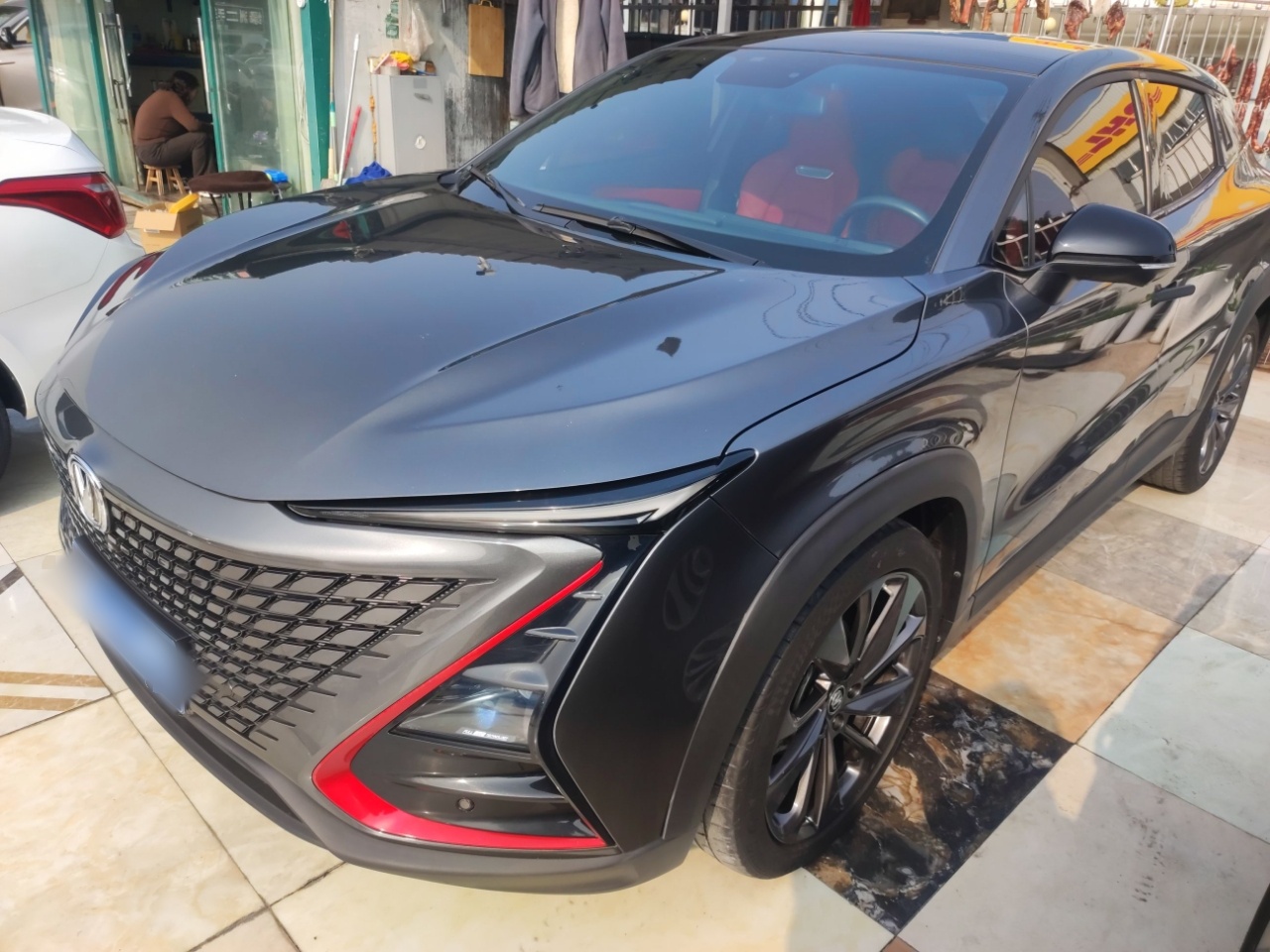 Под передней частью автомобиля