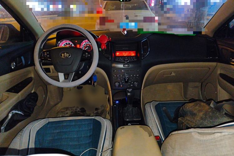 Used Bestune B50 2013 1.6L manual luxury version Center Console