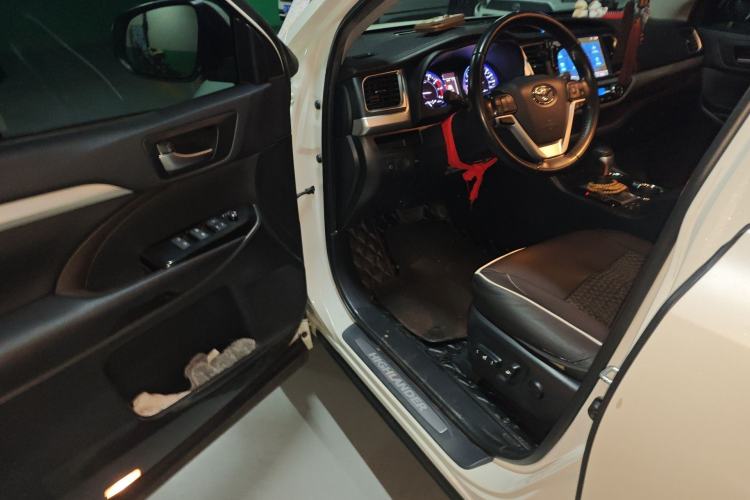Used Toyota Highlander 2018 2.0T Four-Wheel Drive Luxury Version 7 Seats China VI Standard Driver Seat