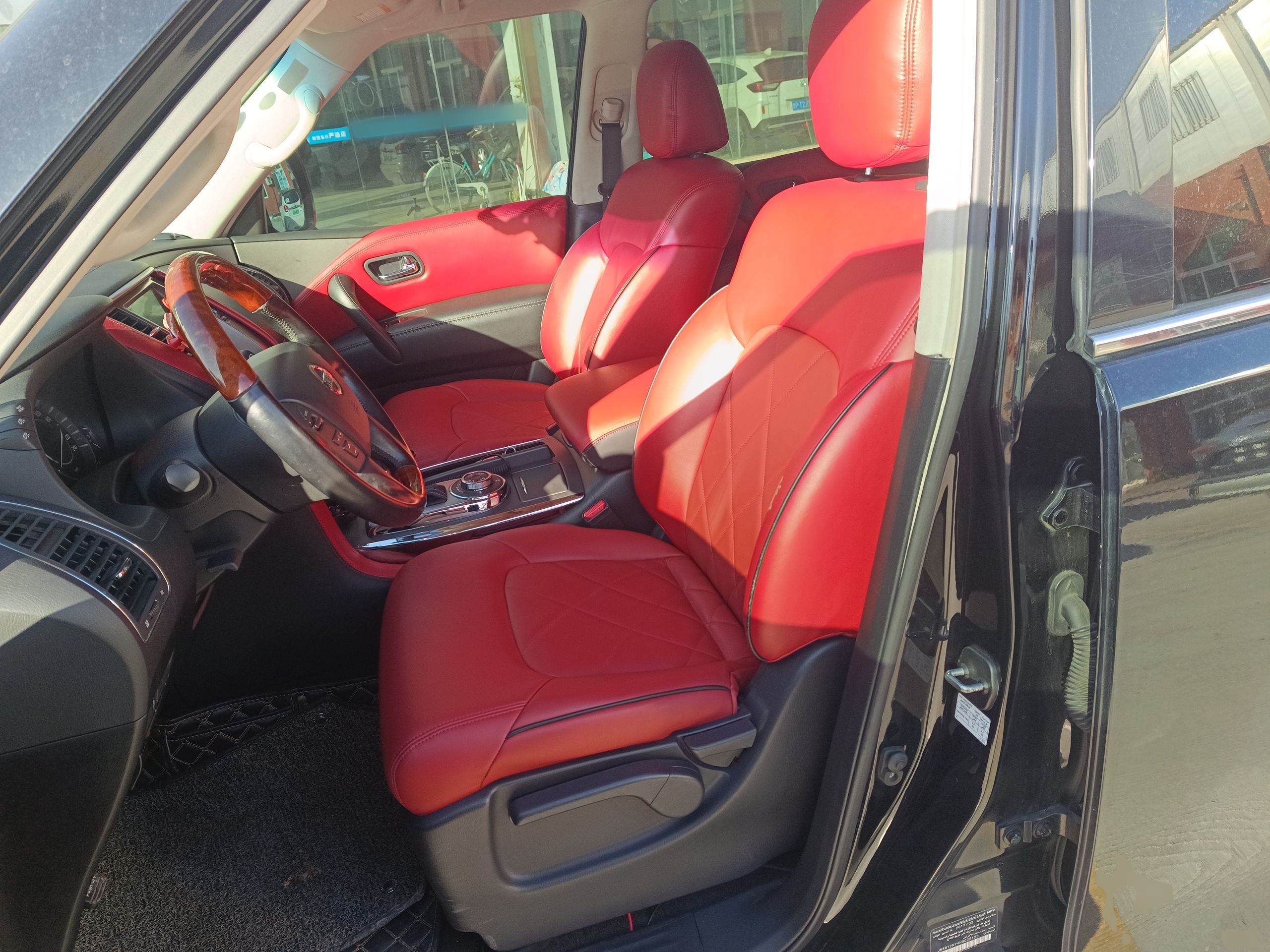 المقاعد الأمامية داخل السيارة