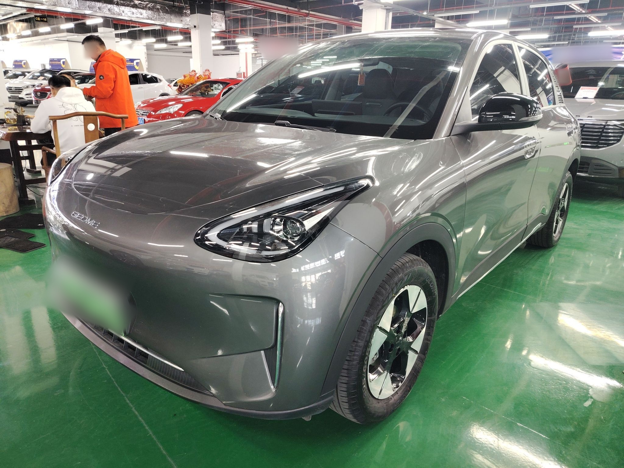 تحت مقدمة السيارة