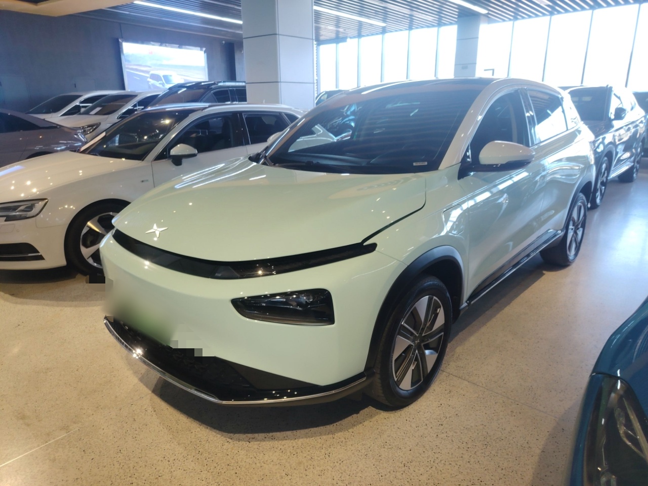 Под передней частью автомобиля