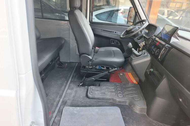 Used Iveco Daily 2023 2.5T A35M1 Short Wheelbase Low-Roof Single-Tire Side-Sliding Door 5-9 Seater