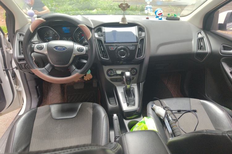 Used Ford Focus 2012 Sedan 1.6L Automatic Fashion Edition Center Console