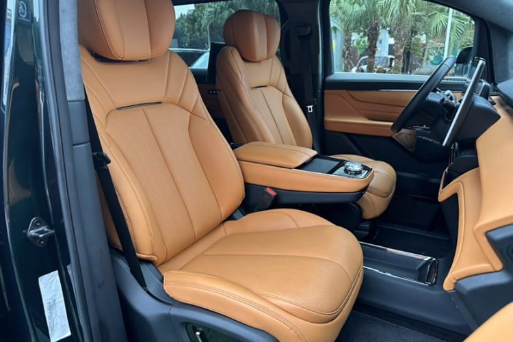 Used Geely Galaxy LEVC L380 2024 140-Degree 6-Seater All-Wheel-Drive Ultra Right Front Seat