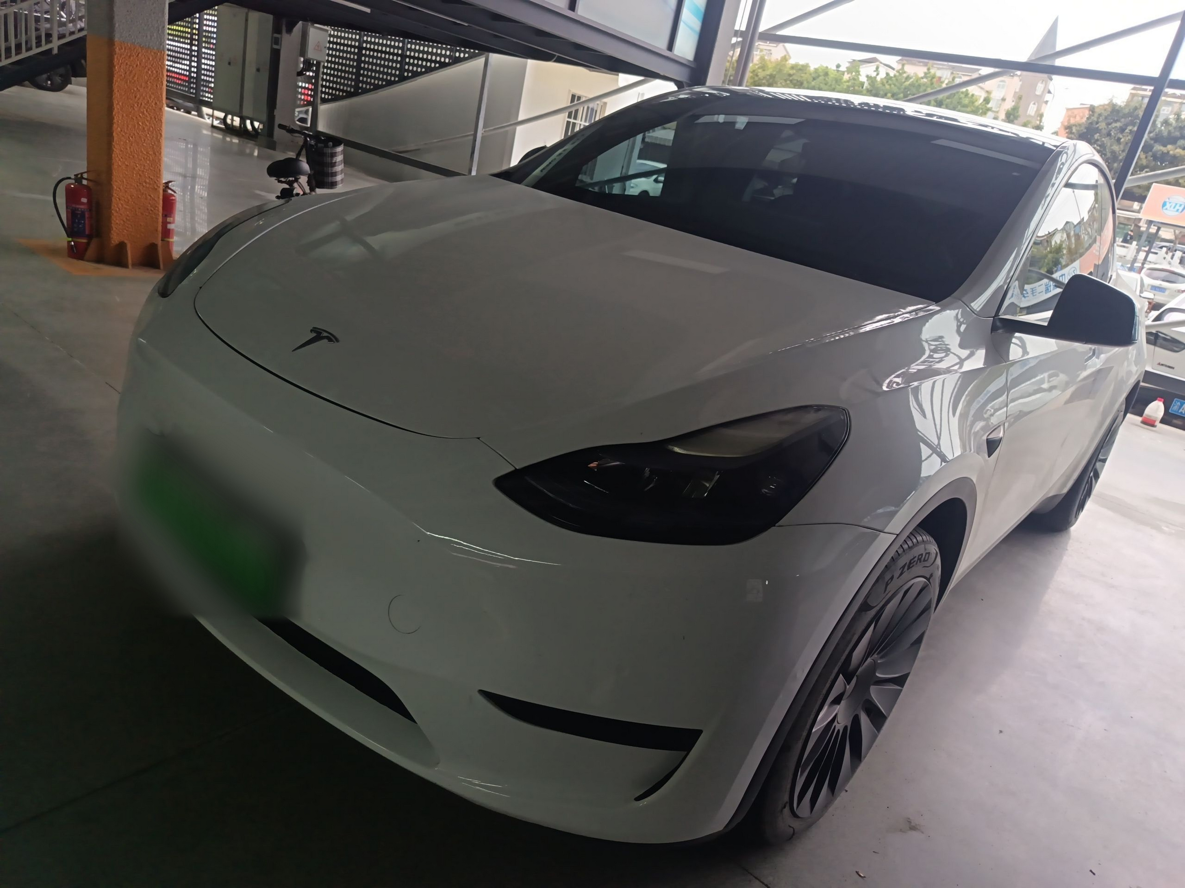 Под передней частью автомобиля