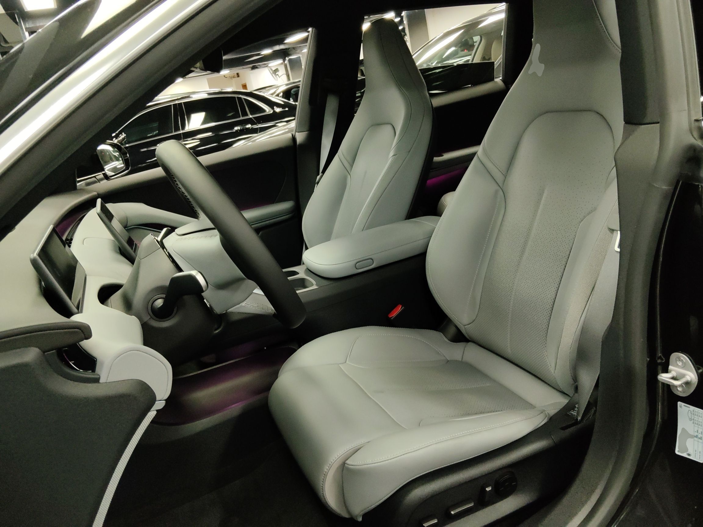 المقاعد الأمامية داخل السيارة