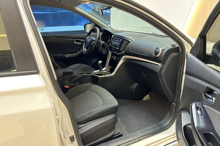 Used Venucia T70 2016 2.0L Manual RuiQu Version
