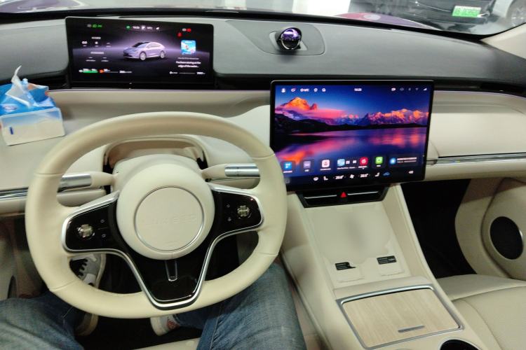 Used Hima Luxeed R7 2025 Range-Extended Version 251 km Max Interior 2