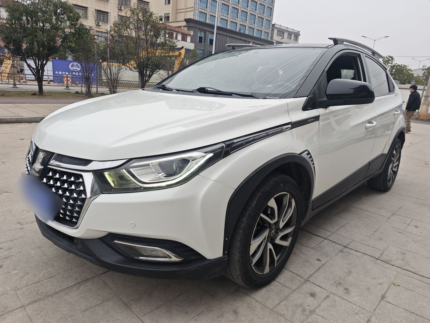 Под передней частью автомобиля