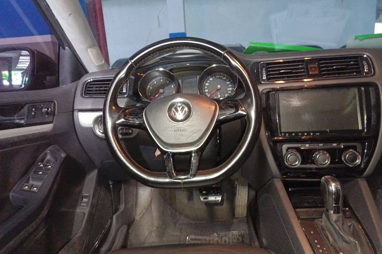 Used Volkswagen Sagitar 2015 230TSI Automatic Comfort Version Steering Wheel