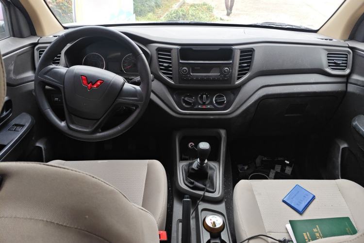 Used Wuling Hongguang V 2022 1.5L Jingqu Edition Electric-Assist LAR Center Console