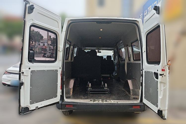 Used SAIC MAXUS Xintu V80 2019 2.5T Classic Model AMT Aoyuntong Long Wheelbase Mid-Roof 7-Seater
