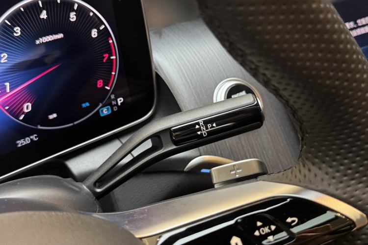 Used Mercedes-Benz GLC 2023 GLC 260 L 4MATIC Luxury 7-Seater Gear Lever