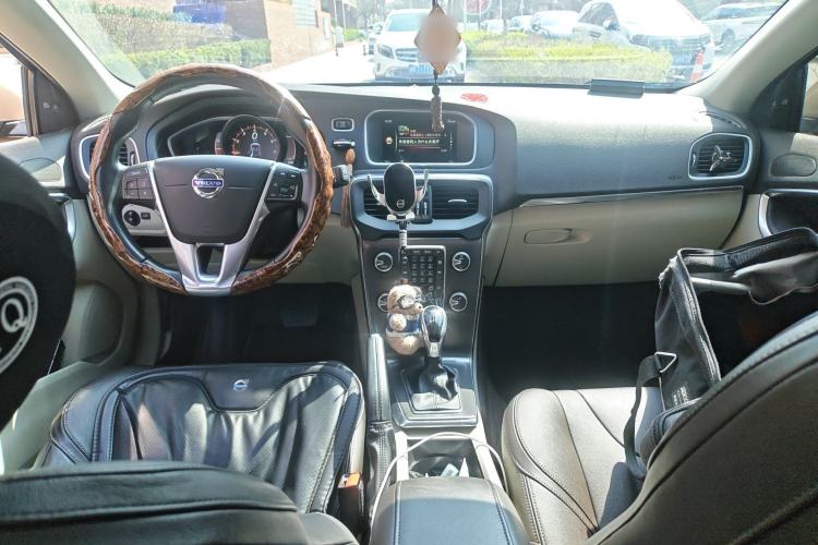 Used Volvo V40 2016 T4 Smart Luxury Edition
