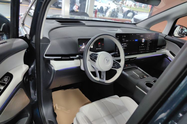 Used VOYAH Dream 2025 PHEV Four-Wheel-Drive Flagship Kunpeng Edition Center Console