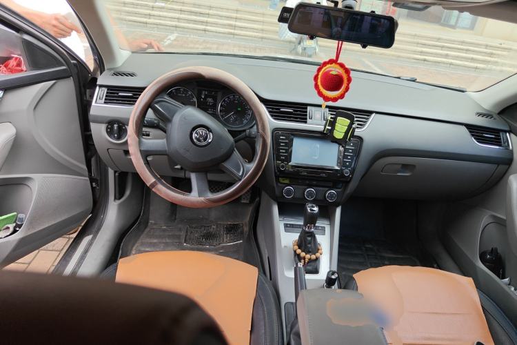 Used Skoda Octavia 2015 1.6L Automatic Yijie Edition Center Console