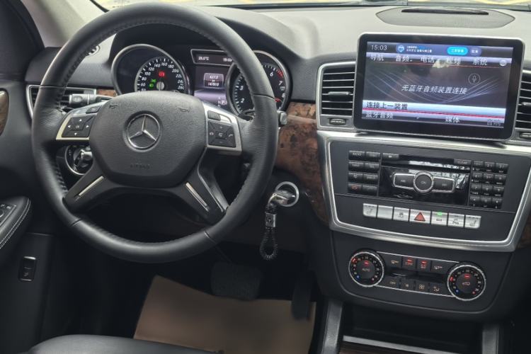 Used Mercedes-Benz M-Class 2015 ML 400 4MATIC Dynamic Model Interior 4