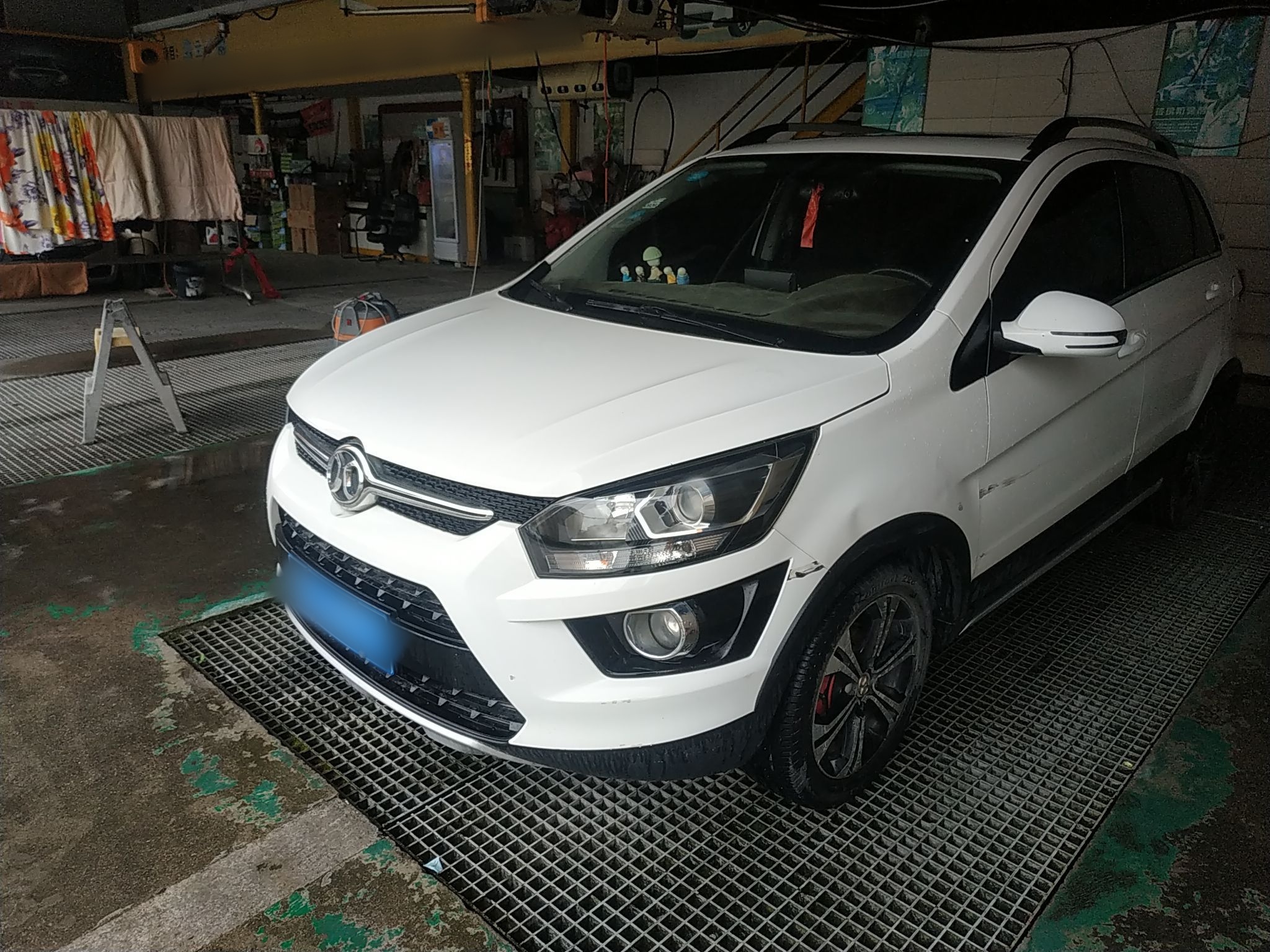 Под передней частью автомобиля