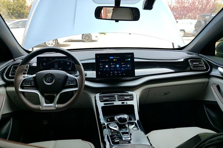 Used BYD Qin PLUS 2024 Honor Edition EV 420KM Leading Model Center Console