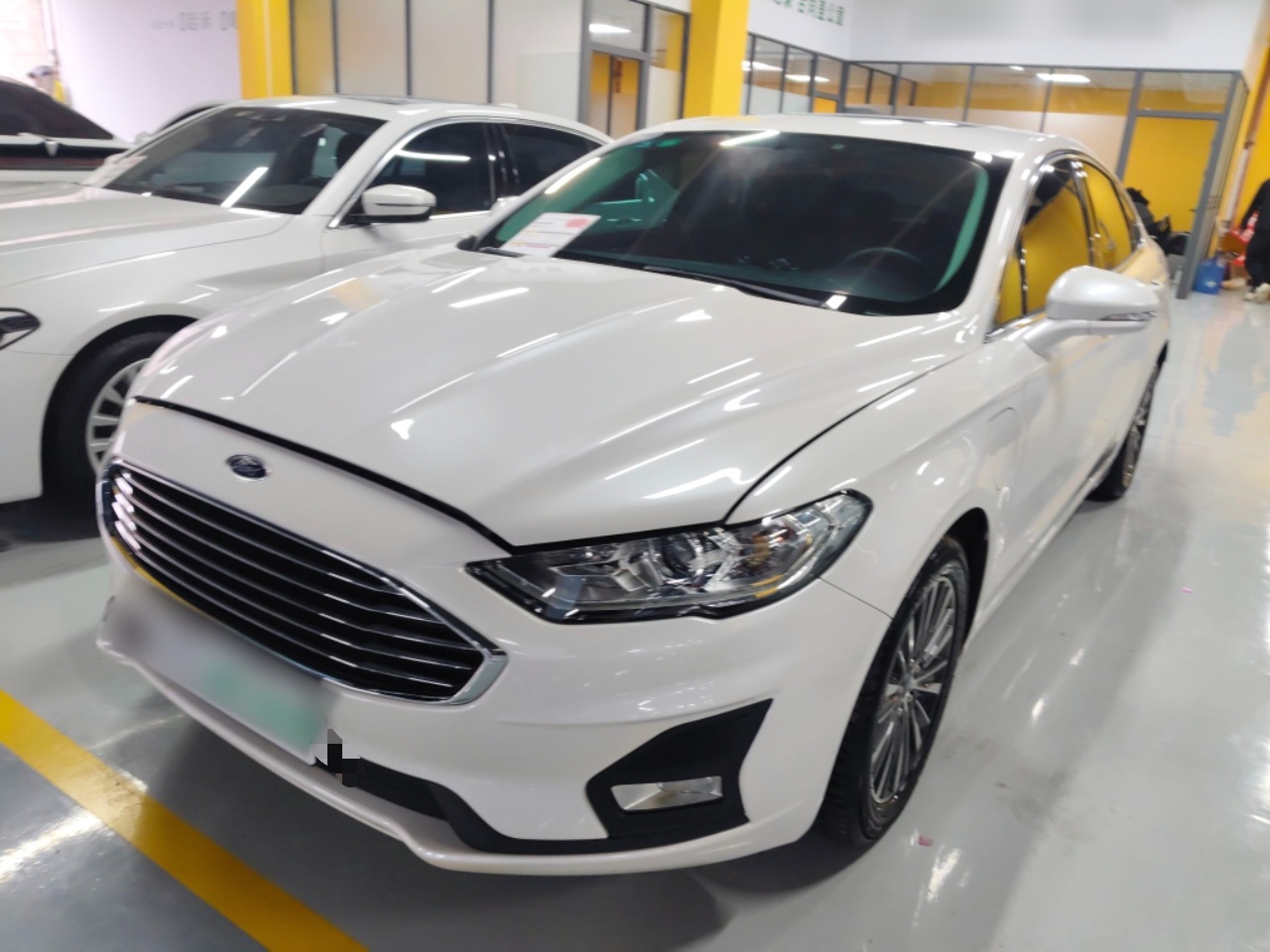 تحت مقدمة السيارة