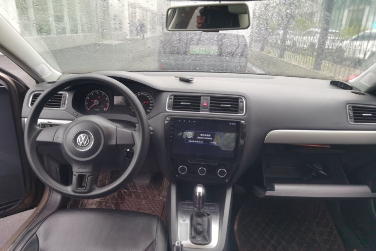 Used Volkswagen Sagitar 2012 1.6L Automatic Comfort Edition Center Console