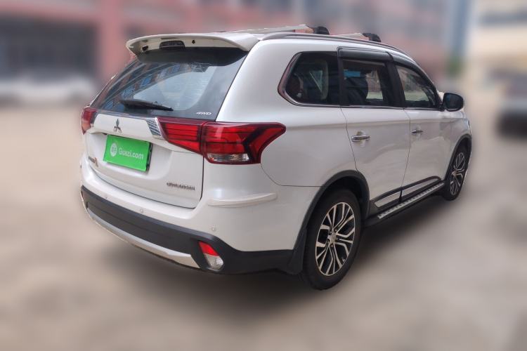 Used Mitsubishi Outlander 2016 2.4L 4x4 Luxury Edition 7-Seater Rear Right 45 Deg