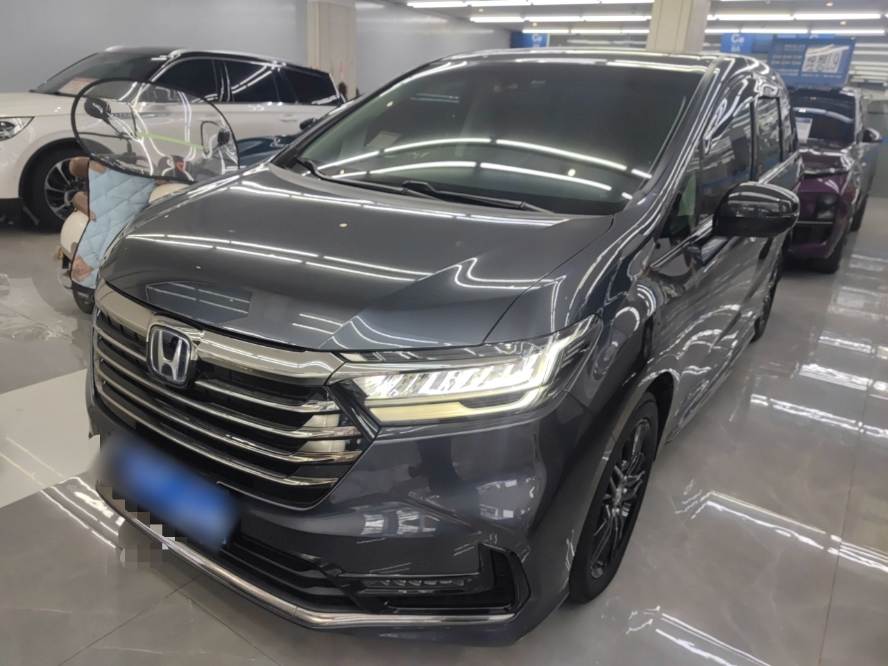 تحت مقدمة السيارة