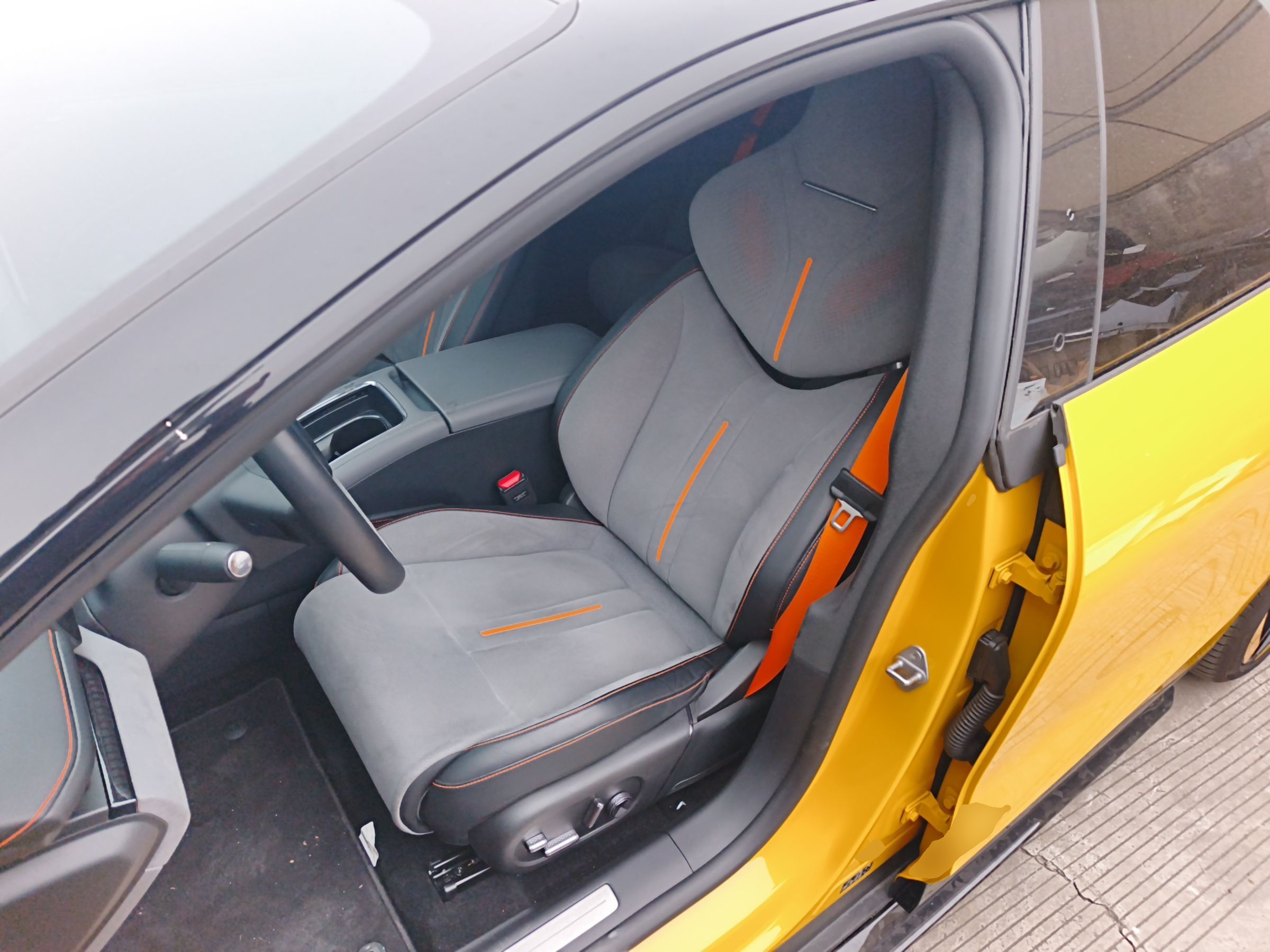 Переднее сиденье в автомобиле