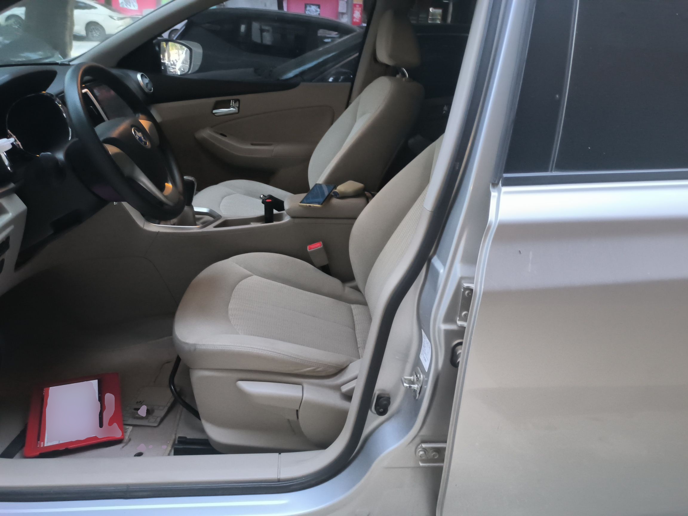 Переднее сиденье в автомобиле