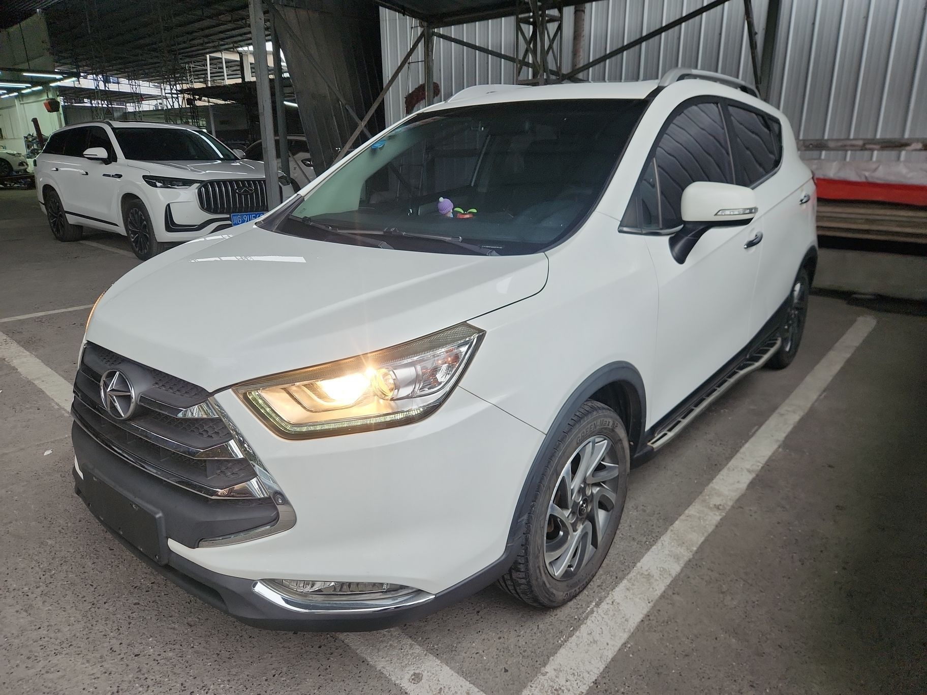 تحت مقدمة السيارة