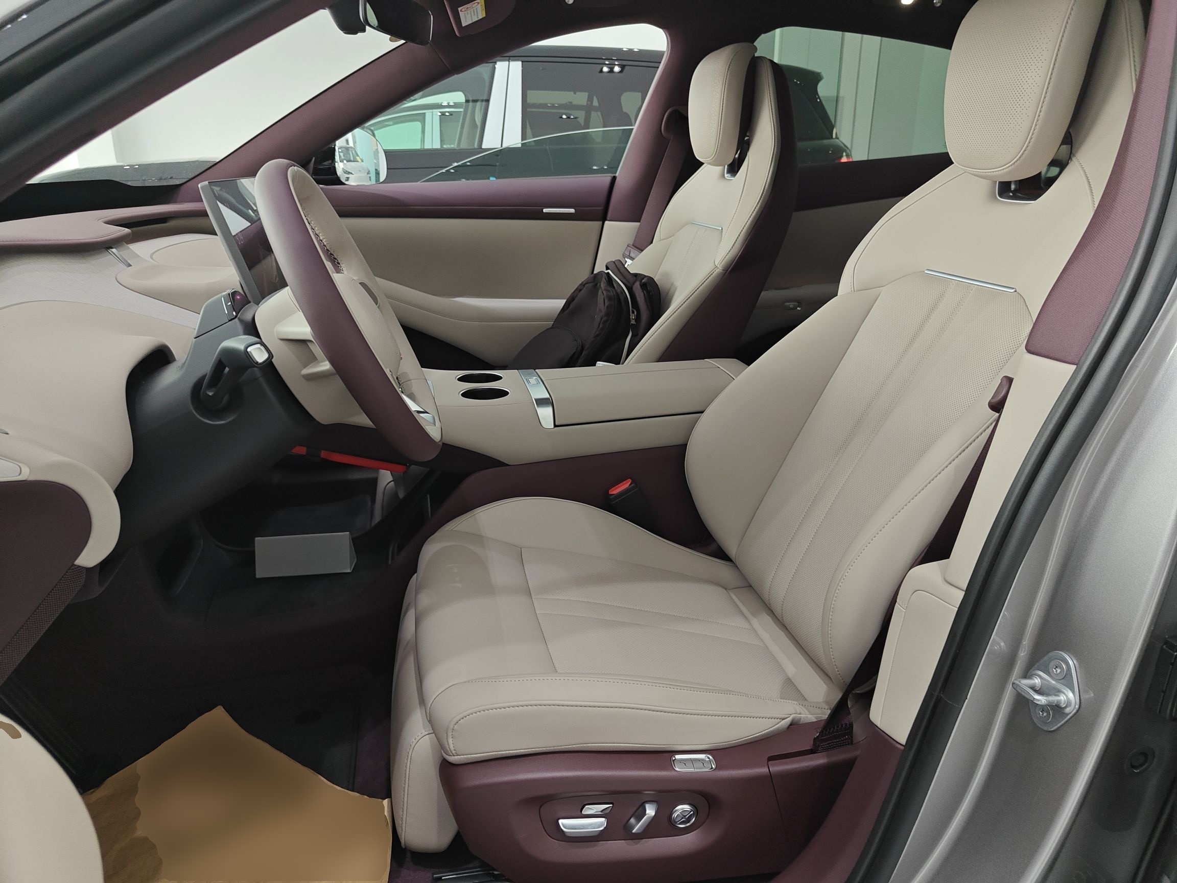 Переднее сиденье в автомобиле